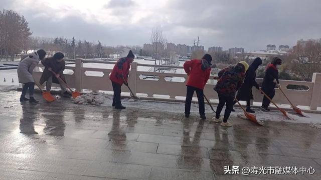 寿光市文旅局开展“我爱我城 扫雪除冰”志愿服务活动